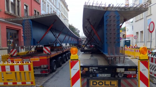 Die Träger wurden vorher in Seitenstraßen gelagert.