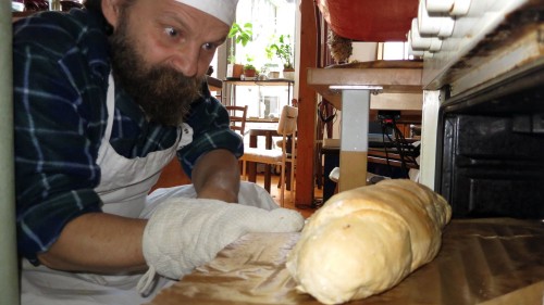 Nach wenigen Stunden kann man das fertige Brot aus dem Ofen ziehen.