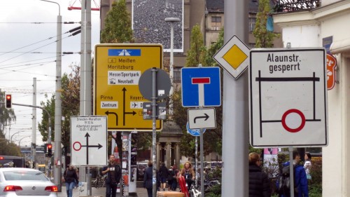 Der Schilderwald auf der Bautzner Straße ist für ein paar Tage noch umfangreicher.