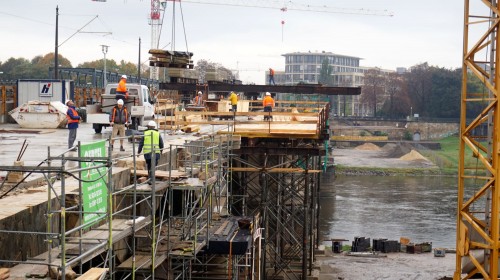 Gut zu sehen, wie viel breiter die Brücke wird.