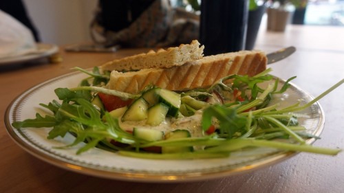 Macht bestimmt nicht dick: Salat mit Brot.