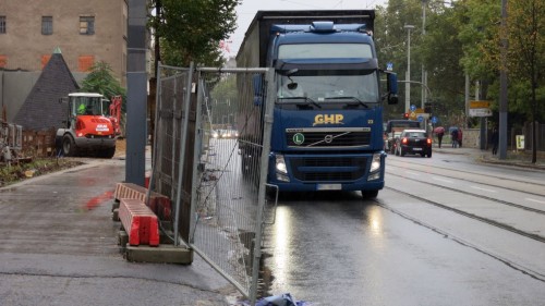 Fahrrad, LKW und Straßenbahn passen definitiv nicht nebeneinander.