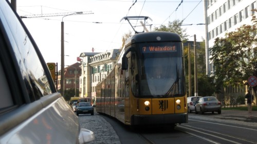 Doch viele Autofahrer lassen sich hinter die Straßenbahn zurückfallen.