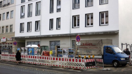 Vor der Bibliothek wird noch der Fußweg gepflastert. Aber am 1. Dezember soll alles frei sein.