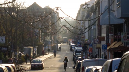 Die Alaunstraße ist schon behängt.