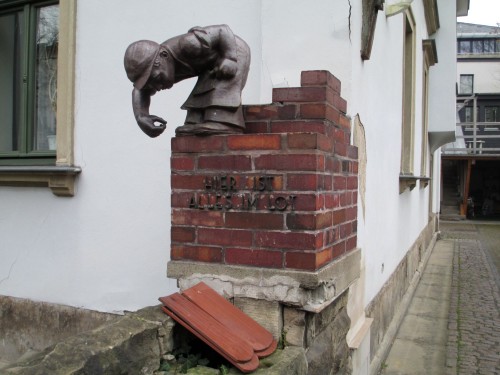 Auf der Carolinenstraße ist alles im Lot, besagen auch liebevoll gestaltete Skulpturen