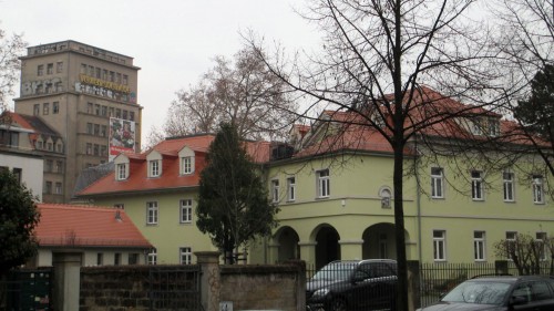 Aus alt mach neu - das Motto passt zum Hochhaus, als auch zum Kosmetiktempel im Vordergrund