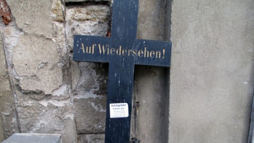 ausrangiertes Kreuz auf dem Inneren Neustädter Friedhof