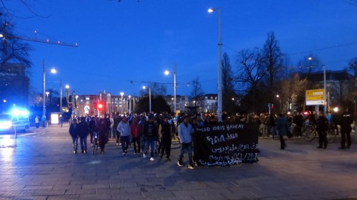 Nach dem Besuch beim Ministerpräsidenten endet die Demo wieder am Jorge-Gomondai-Platz