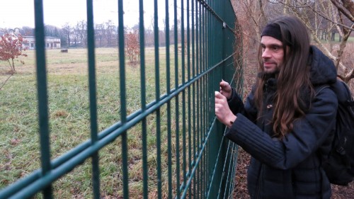 Kein Reinkommen - der Weg zum Russensportplatz bleibt für den Lustgarten-Aktivisten Mirko Sennewald versperrt.