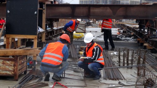 Immer wieder müssen die Brückenexperten ihr Können unter Beweis stellen. 