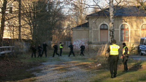 Die filmenden Polizisten in Warnwesten deuten darauf hin: Es war eine Übung.