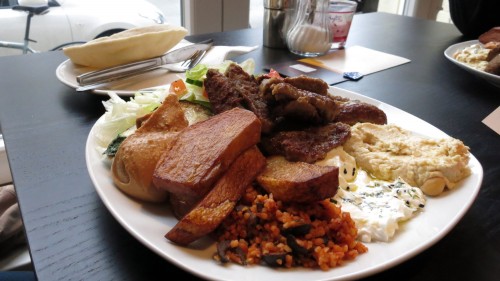 Köfte-Teller mit reichlich Salat und Dips