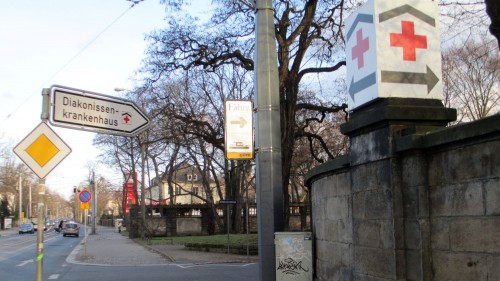 Eingang zum Diakonissenweg zwischen Diako-Gelände und Total-Tankstelle.