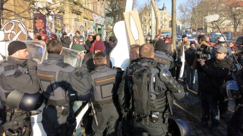 Die Polizei schiebt Blockierer beiseite.