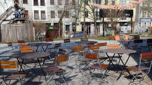 Der Biergarten an der Scheune ist aufgrund der benachbarten Baustelle schon nach vorn gewandert.