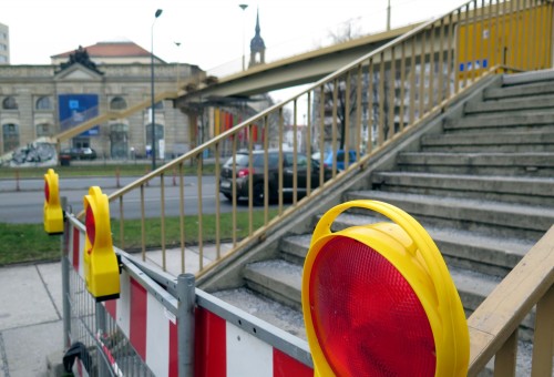 Fußgängerbrücke gesperrt!