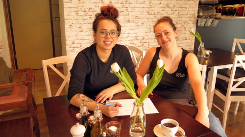 Paula Holotiuk und Hanna Frenzel feilen noch an der Speisekarte.