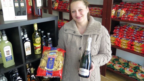 Anja Dragowski mit Wein und Nudeln