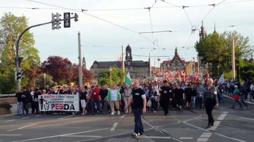 Bei schönstem Maiwetter spazierten knapp 3000 Demontranten durch Dresden.