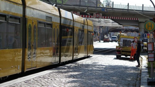 An der Brücke wird am Wochenende gebaut, die Straßenbahn umgeleitet.