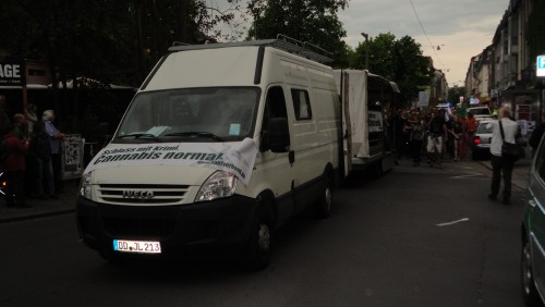 Gegen 16 Uhr erreichte die Demo die Neustadt - Ziel war der Alaunplatz.