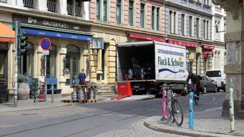 Die Bier-Lieferanten fürs Wochenende sind schon fleißig unterwegs.