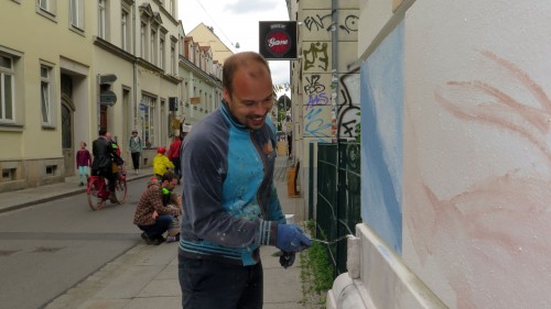 Jens Besser bemalt die Böhmische Straße.