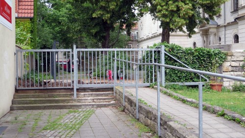 Von der Seniorenresidenz gibt es keinen Durchgang mehr zur Loge.