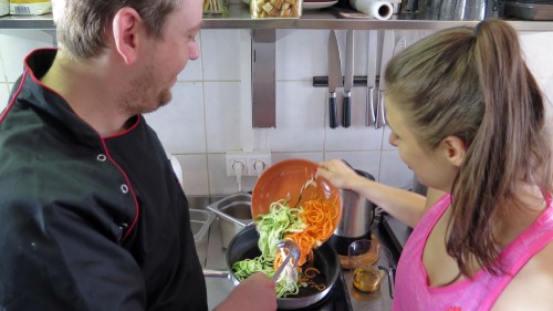 Die Gemüse-Spaghetti werden in Öl angedünstet.