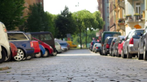 Pflasterstraße mit Schrägparkern