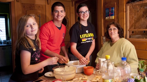 Da wird die heimische Küche international, wenn die Gastschüler Giulia aus Italien (2.v.r.) und Julio aus Brasilien (2.v.l.) zur Rührschüssel greifen. Foto: stepin.de