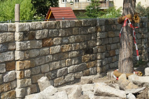 Die Mauer soll die Kindergarten-Kinder vor neugierigen Blicken schützen.