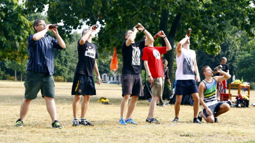 Wenn getroffen wurde, schön trinken. Foto: Youssef Safwan