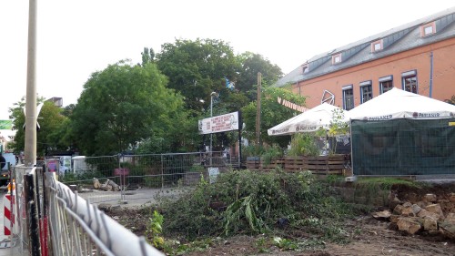 Der Scheune-Vorplatz wirkt jetzt schon erheblich kahler.