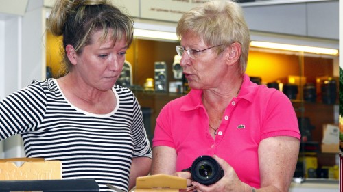 Ute Grohmann (rechts) erklärt einer Mitarbeiterin die Vorzüge einer Kamera. Foto: Youssef Safwan