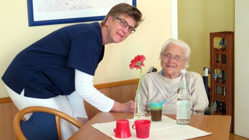 Für jeden Senior gab es eine rote Gerbera.