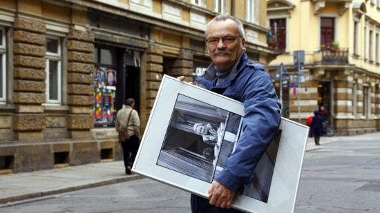 Günter Starke mit einem der Werke der Ausstellung.