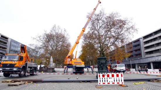 Mit einem riesigen Kran wurden erst die schweren Postament aufgesetzt, später die Masten aufgestellt. Foto: Youssef Safwan