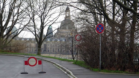 Rund um das Königsufer stehen Absperrungen.