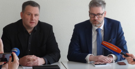 Christian Hartmann (l.), innenpolitischer Sprecher der CDU-Landtagsfraktion macht seine Alkoholfahrt öffentlich. An seiner Seite Fraktionssprecher Christian Fischer, bis vor Kurzem noch Redakteur bei Bild Dresden. Foto: W. Schenk