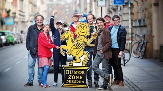 Humorzonen-Artisten vorm Spielort Thalia - Foto: Amac Garbe