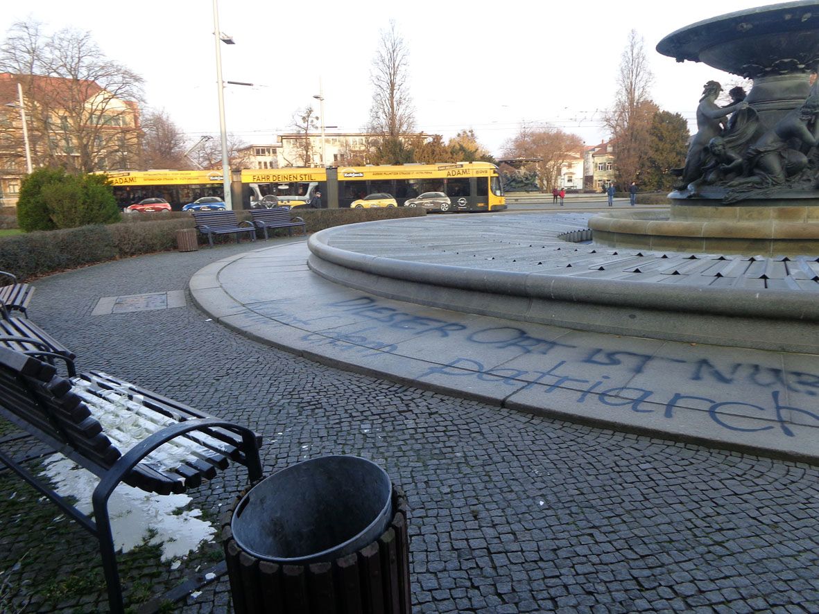 Die Bank mit Scherben - Foto aus der Bekennermail