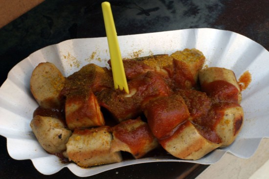 Der Klassiker geräucherte Currywurst mit milder Soße