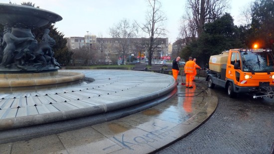 Die feministische-sachbeschaedigung wurde am Nachmittag entfernt.