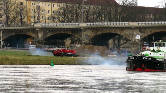 Salzfrachter geborgen: Fette Dieselrauchwolken aus den Bergepanzern läuteten die Aktion ein.