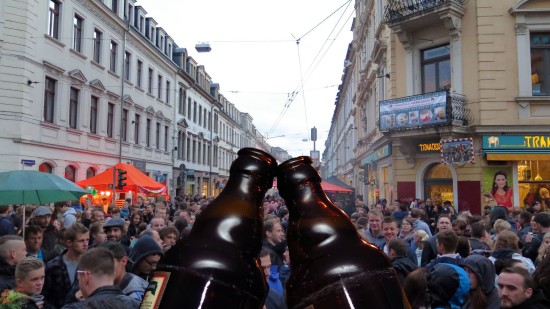 An der schiefen Ecke wollte die FDP Freibier ausschenken. Foto: Montage/Archiv