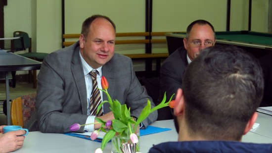 OB Hilbert tourt durch Neustadt und Hecht: Aufmerksam hörte er sich die Probleme an, in einem konkreten Fall versprach er direkt nachzuforschen.