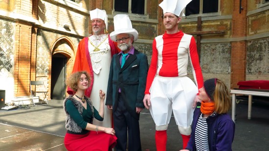 Kostümprobe in der Theaterruine: Veronika Knigge, Olaf Nilsson, Karl-Michael Weber, Jens Döhring, Linn Seifert (v.l.)