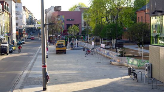 Scheune-Vorplatz mit Reinigungsplan: Gestern in den frühen Morgenstunden wurden Bänke installiert.